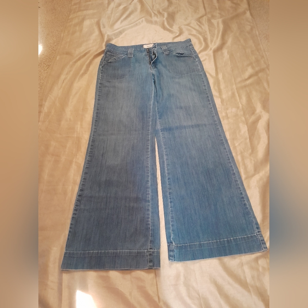 Woman's Levi's wide leg size 12 medium.